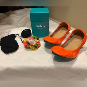 Outrageous Orange Tieks, size 8, great condition, with original flower.
